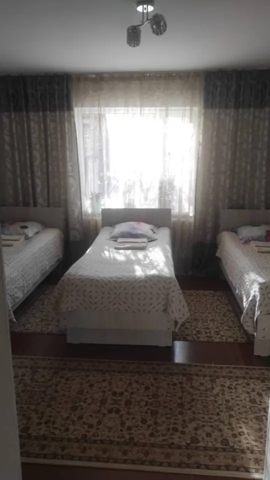 Uch kishilik xona — xona, Karakol