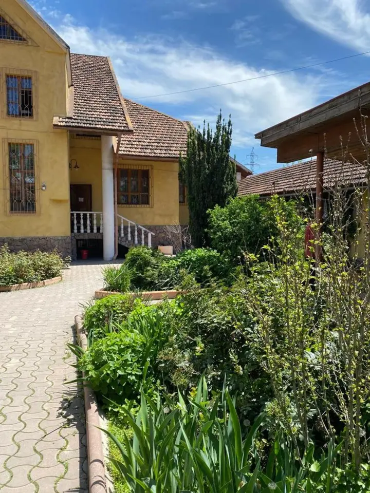 Гостевой дом-Dihouse — guest house, Bishkek