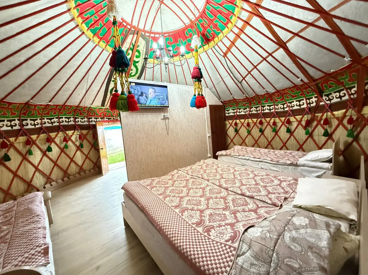 Five-person yurt in Khan-Ordo — yurt, v. Tosor