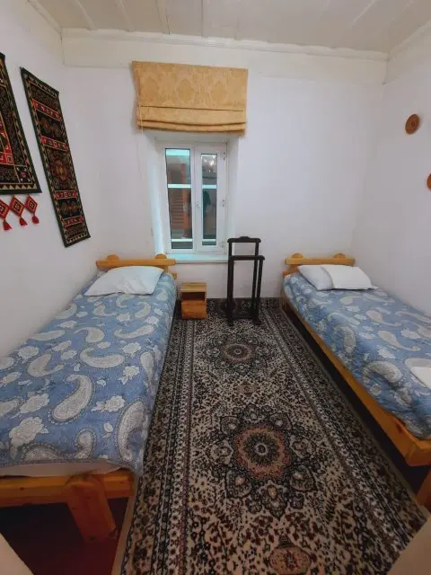 Bed in a shared room — bed space, v. Barskoon