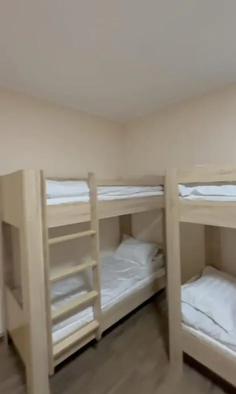 Eight-Person Room — room, v. Tamchy