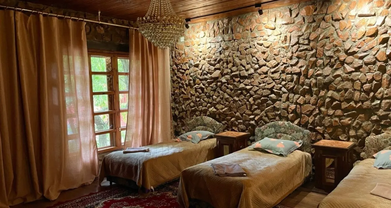 Old Castle — guest house, v. Tamchy