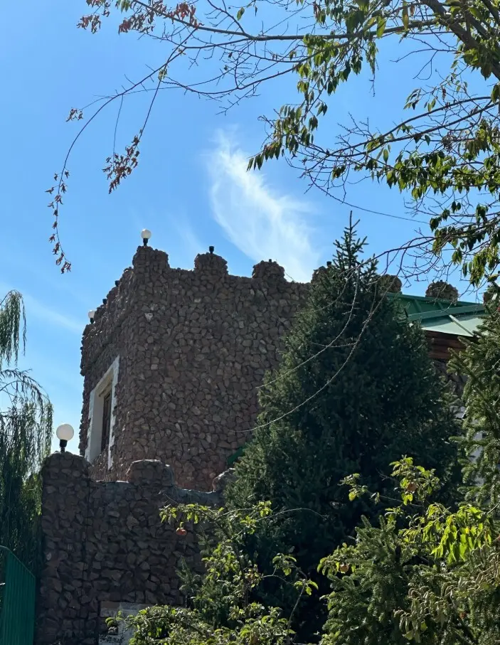 Old Castle — guest house, v. Tamchy