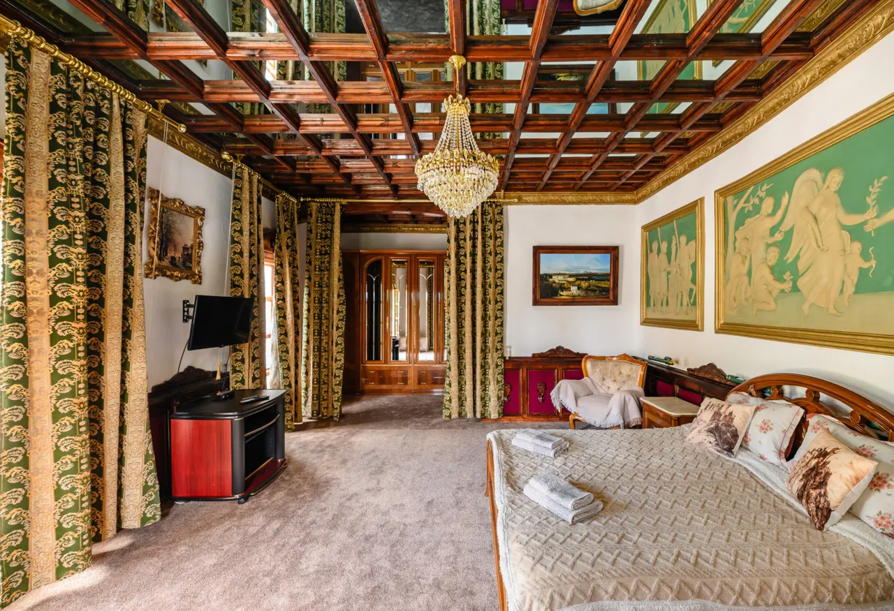 Triple Suite English Castle — room, v. Tamchy