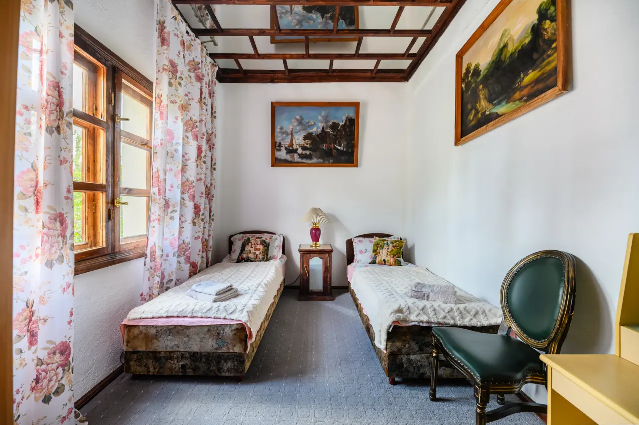 Double Junior Suite English Castle — room, v. Tamchy