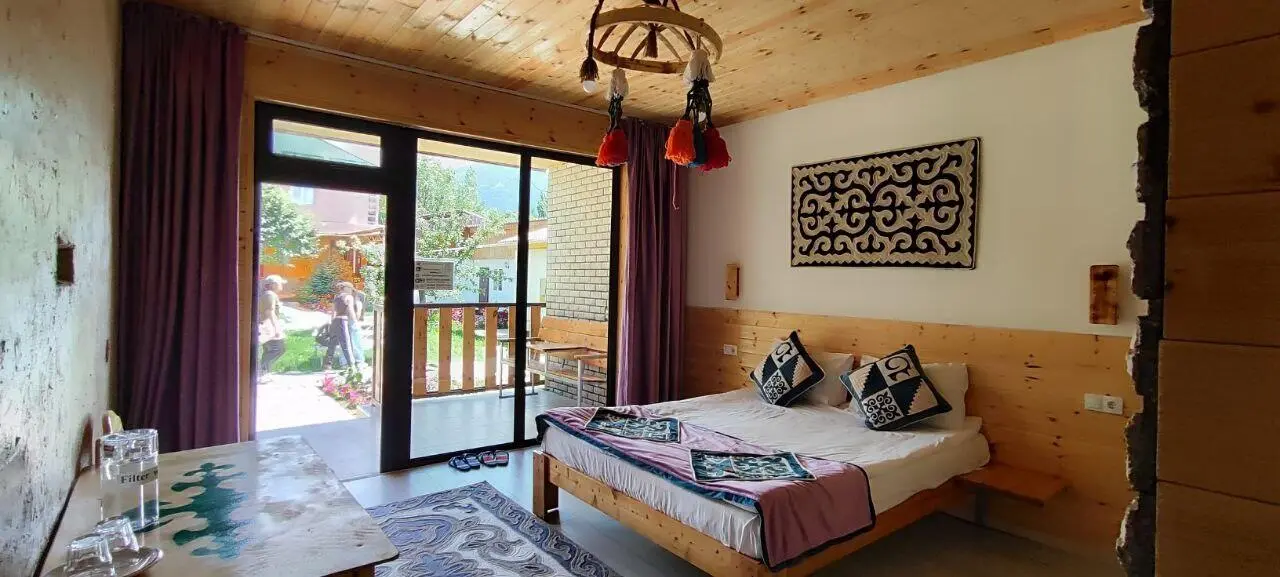 Guesthouse Zhekshen — гостевой дом, с. Кароол-Дёбё