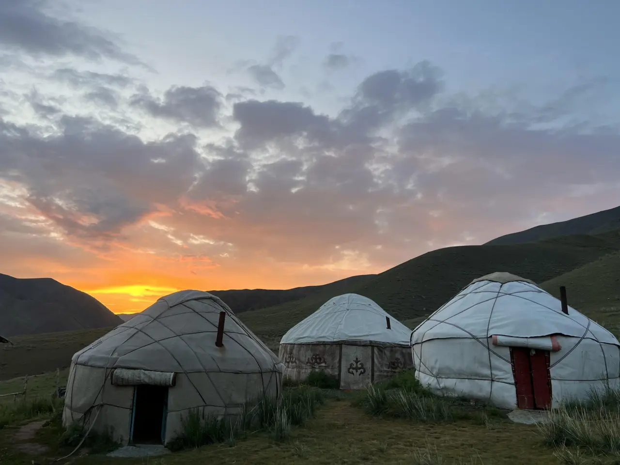 Большая юрта в Nazi Yurt Camp — юрта, Чаек
