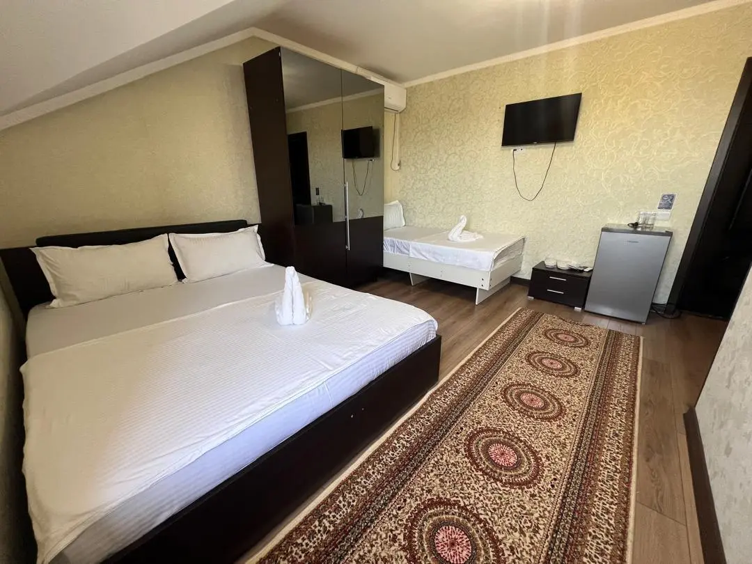 Трёхместный номер — room, Talas