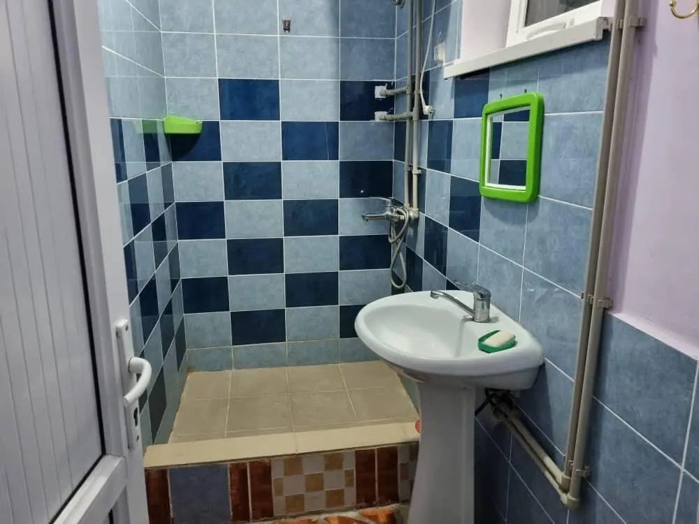 Трехместный номер — бөлмө, Аркыт а.