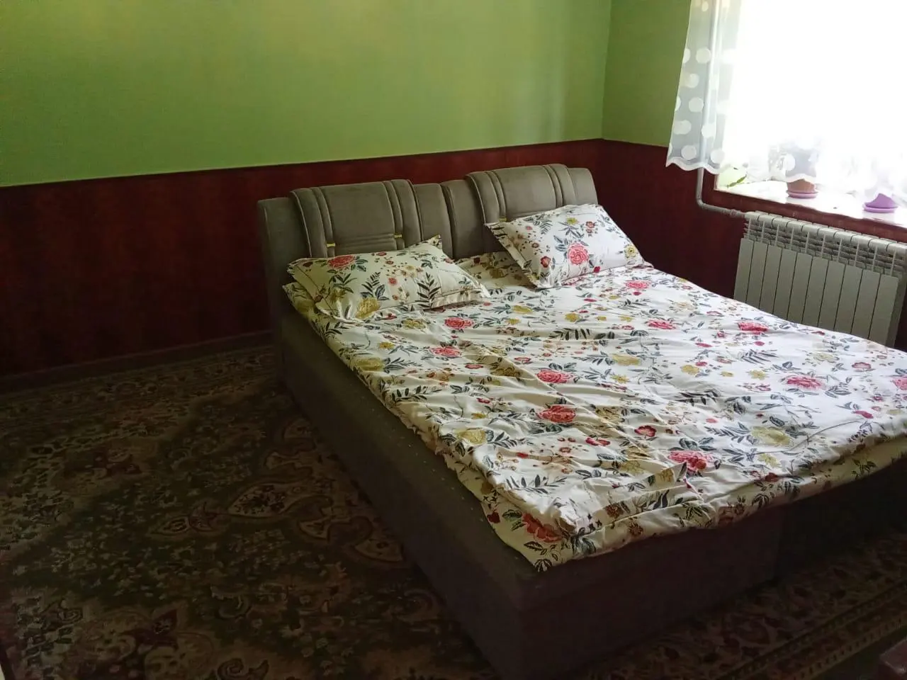 Семейный номер — бөлмө, Аркыт а.