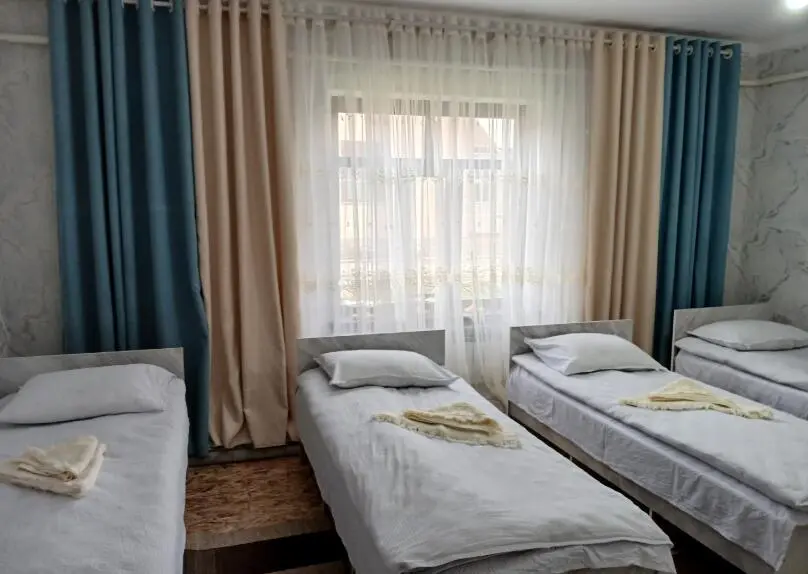 Четырёхместный номер — бөлмө, Аркыт а.