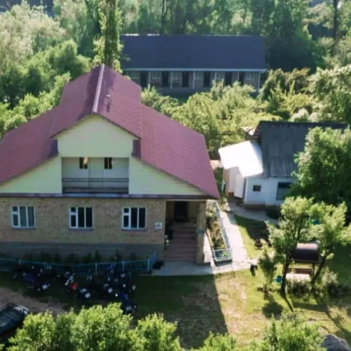 Двухместный номер — бөлмө, Аркыт а.