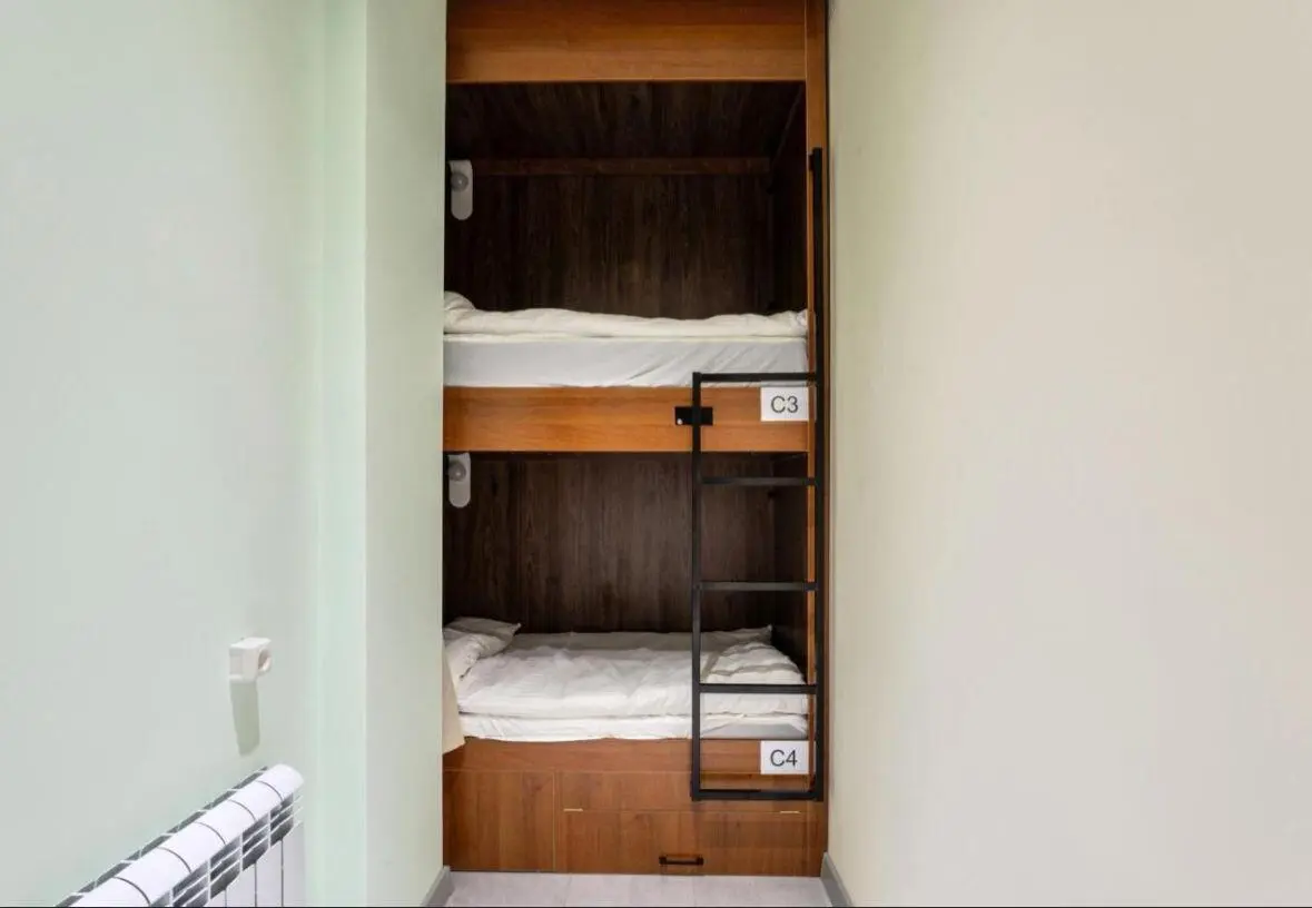 Койко-место в общем номере для женщин и мужчин Qlife Hostel — bed space, Bishkek