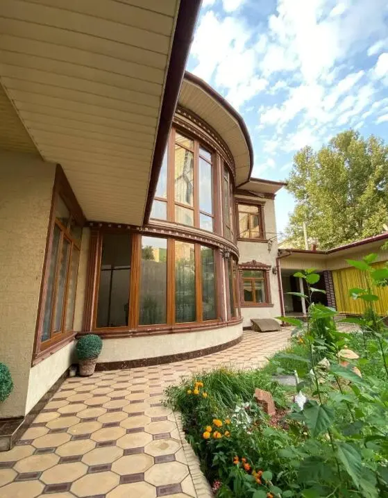 Sultan Saray — guest house, Osh
