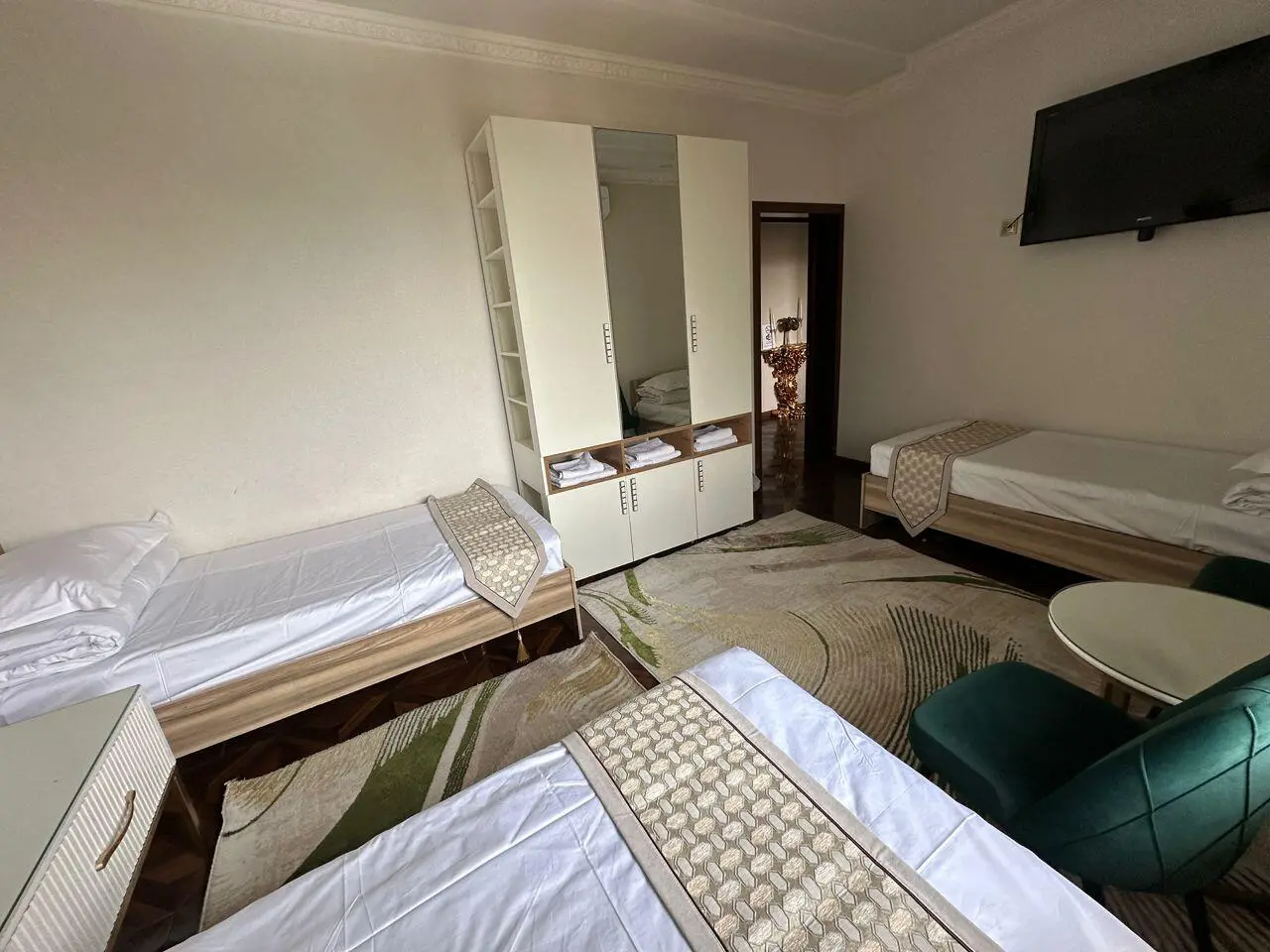 Трёхместный номер в Sultan Saray — room, Osh