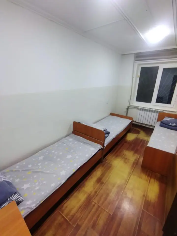 Трёхместный номер в Time Hostel — room, Osh