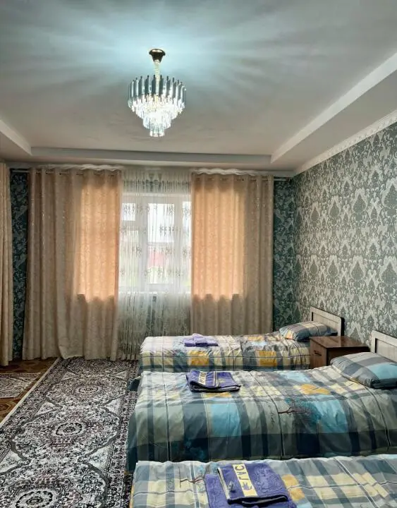 Трехместный номер в October Guesthouse — room, Suzak