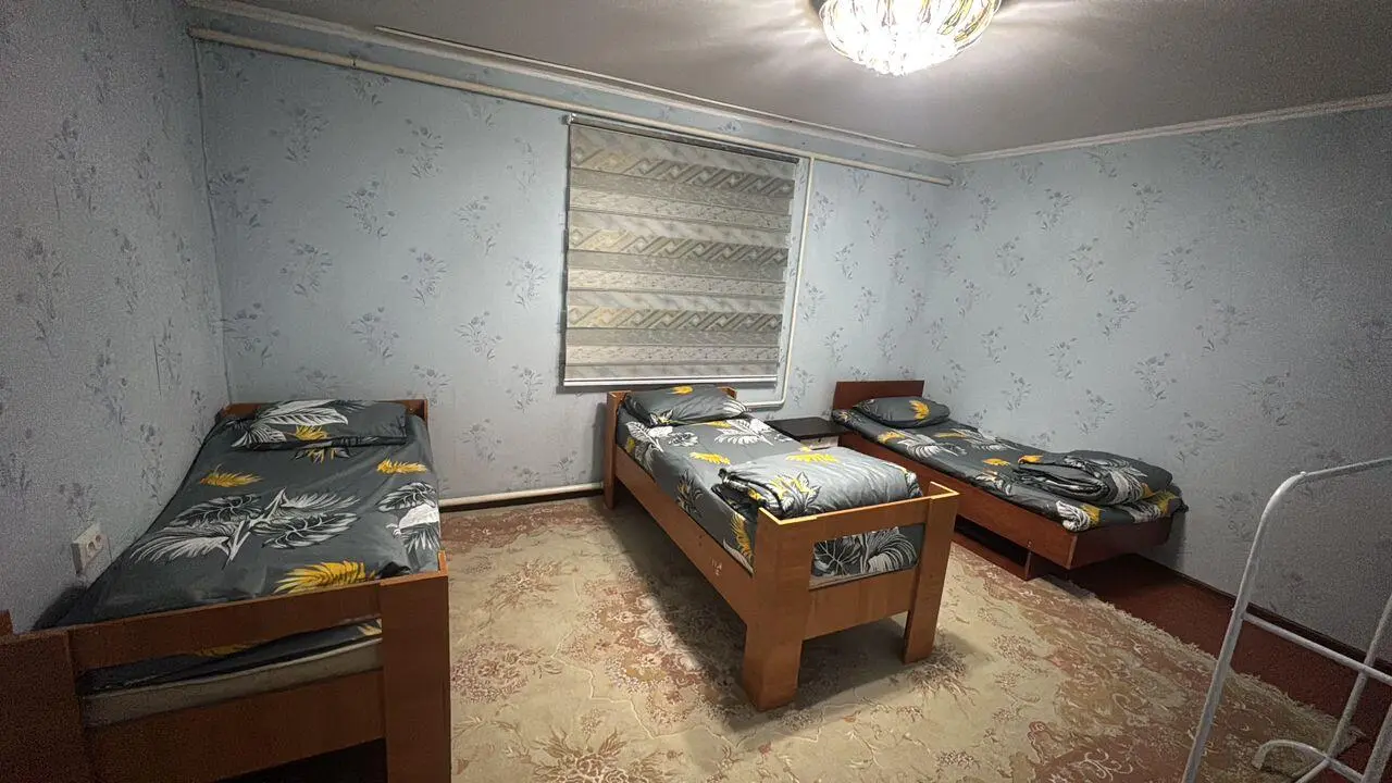 Трехместный номер — бөлмө, Казарман а.