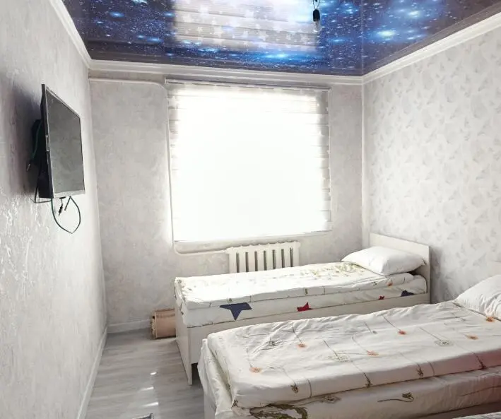 Трёхместный номер — бөлмө, Казарман а.