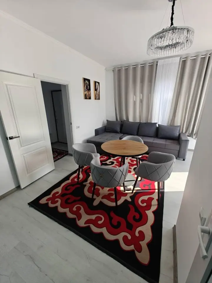 Eight-Person Room — room, Aral