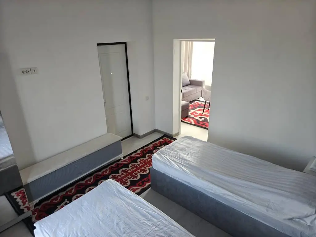 Eight-Person Room — room, Aral