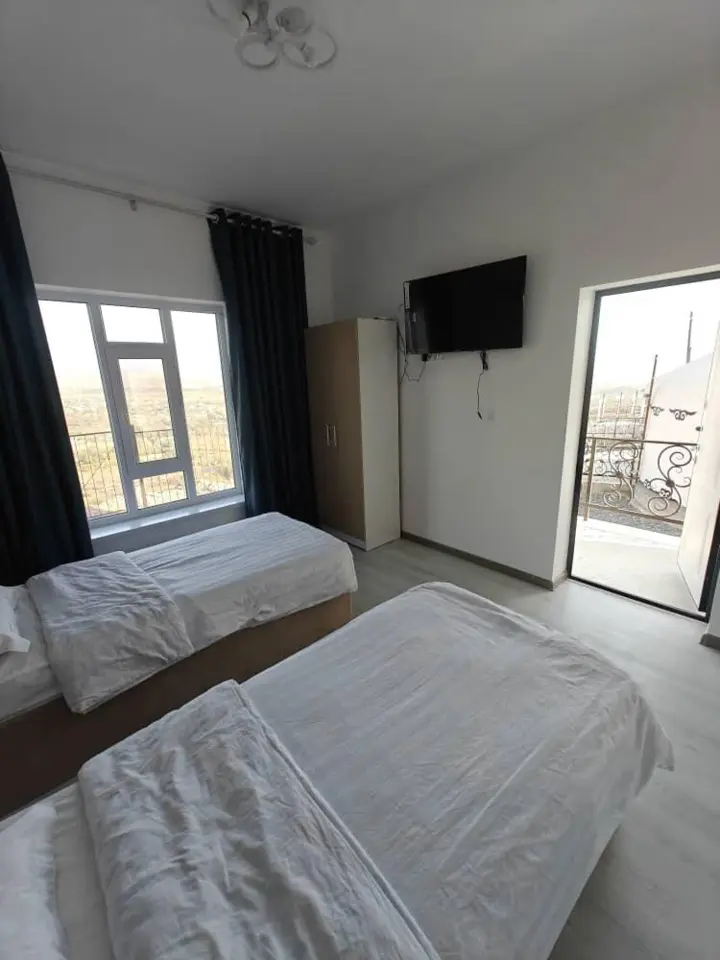 Eight-Person Room — room, Aral