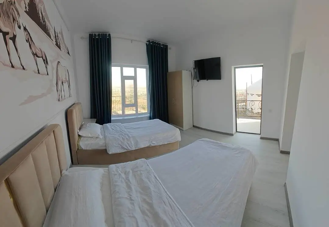 Eight-Person Room — room, Aral