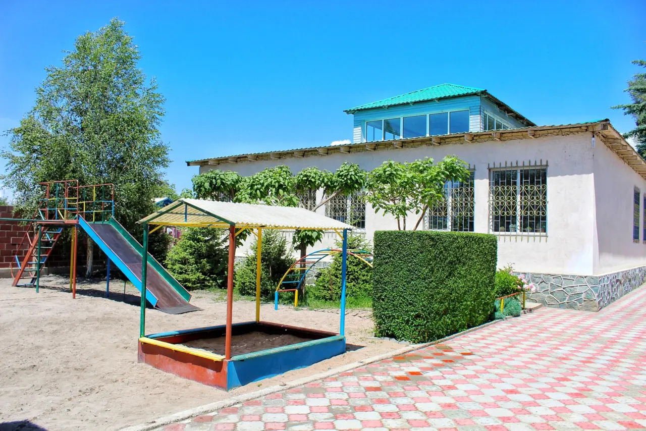 Tian Shan Guesthouse — guest house, Balykchy