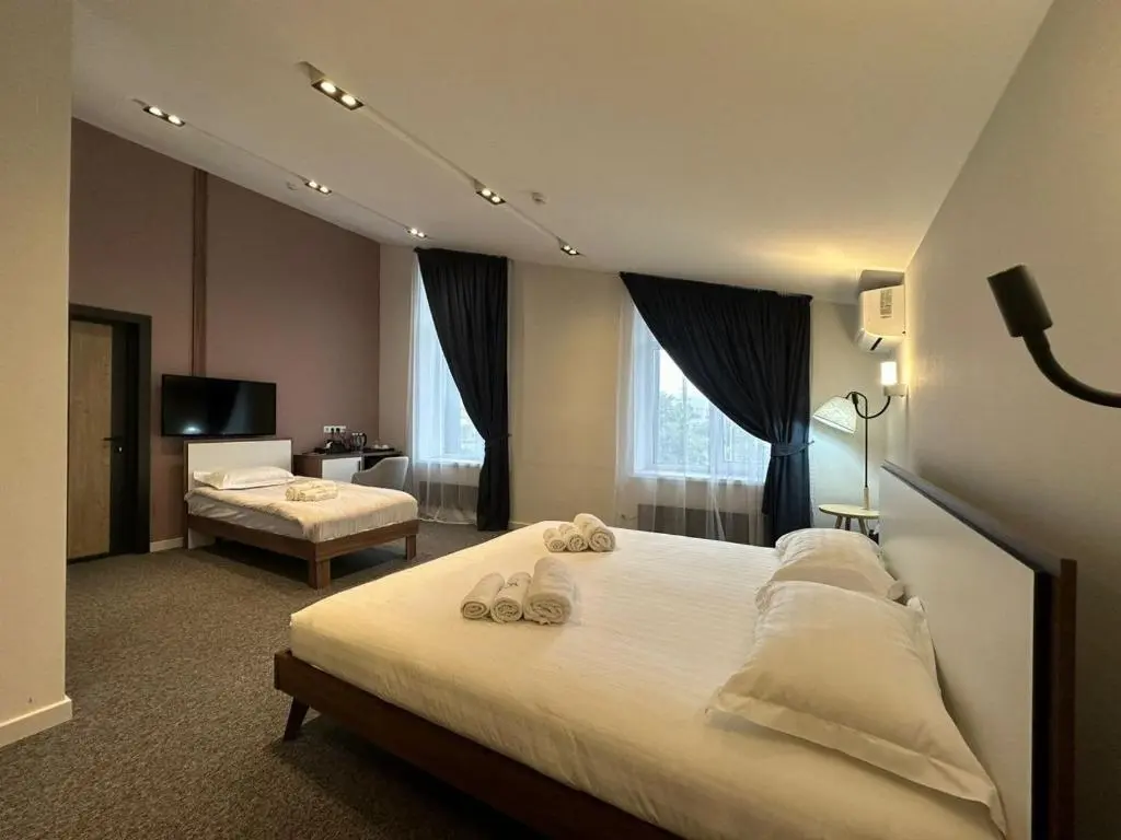 Queen Family Plus Room — room, Karakol