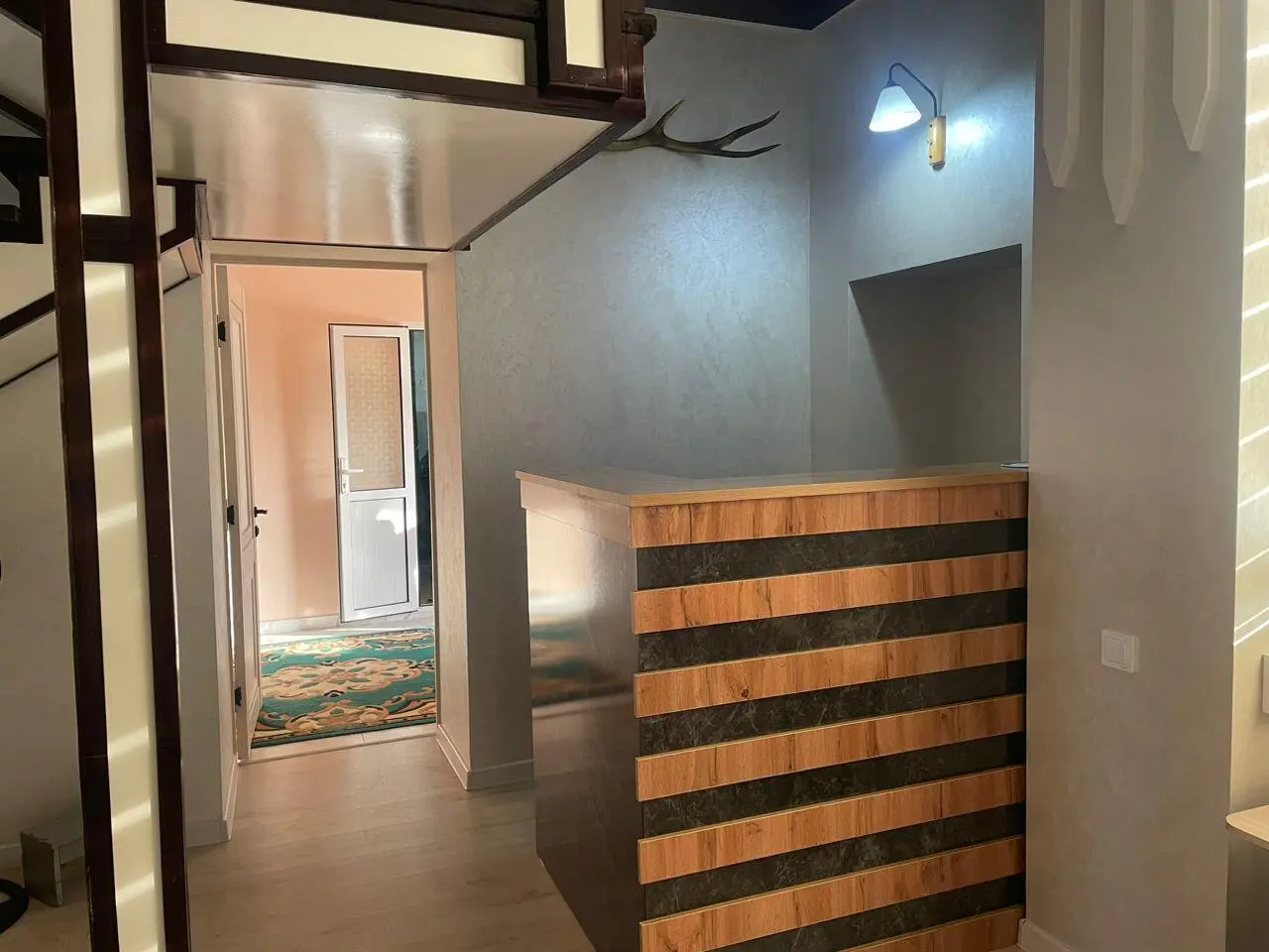 Peach Hotel — hotel, Kerben