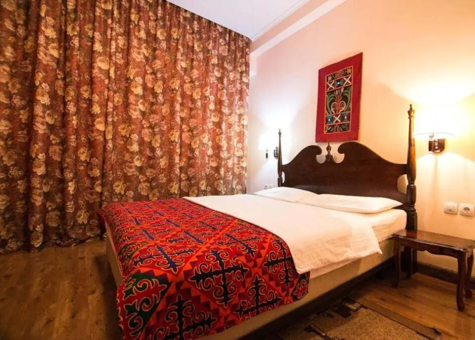Junior Suite — room, Karakol