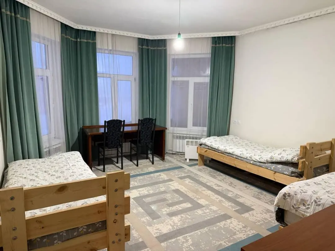 Трёхместный номер — хостел Warm House — номер, Каракол
