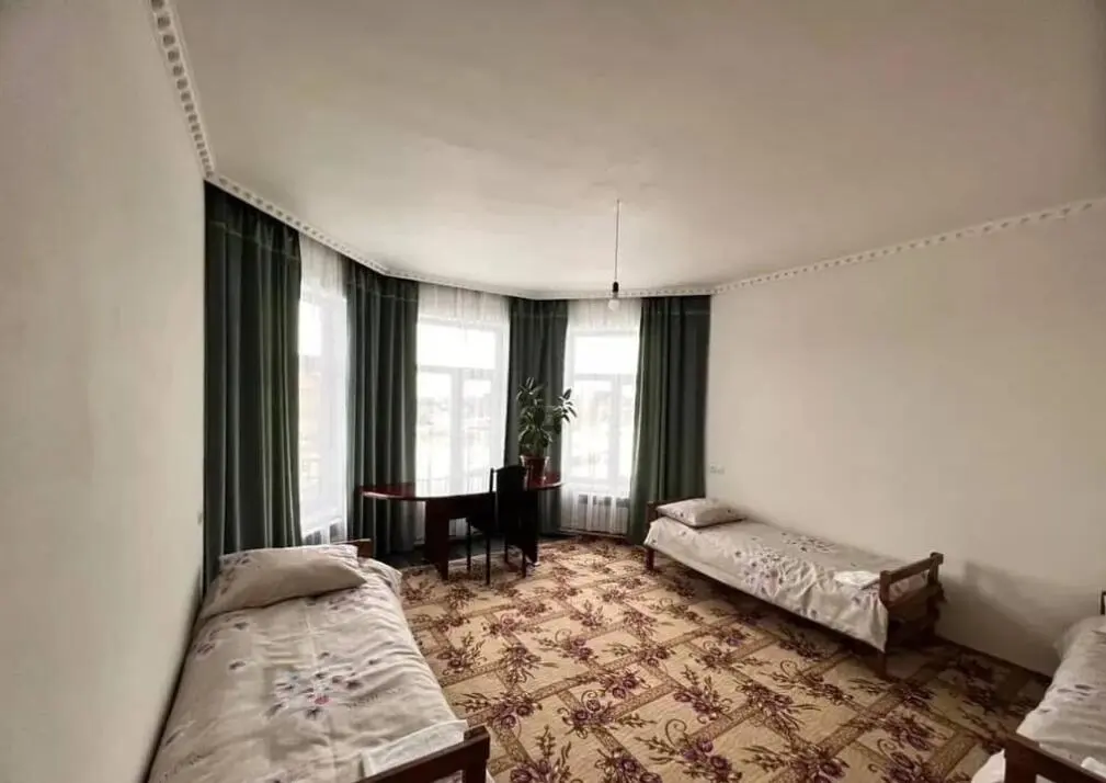 Трёхместный номер — хостел Warm House — номер, Каракол