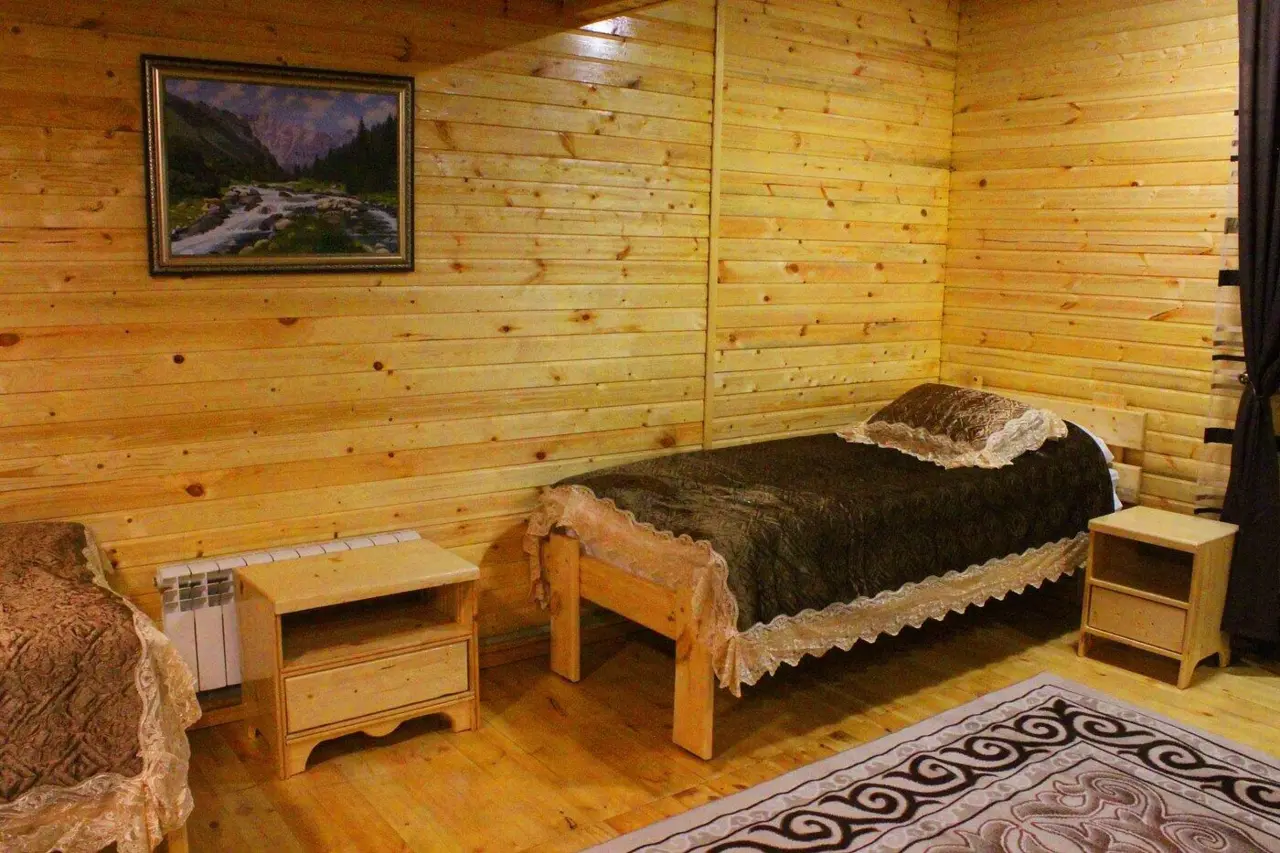 Пятиместный домик — Hiker's B&B Karakol — коттедж/дом, Каракол