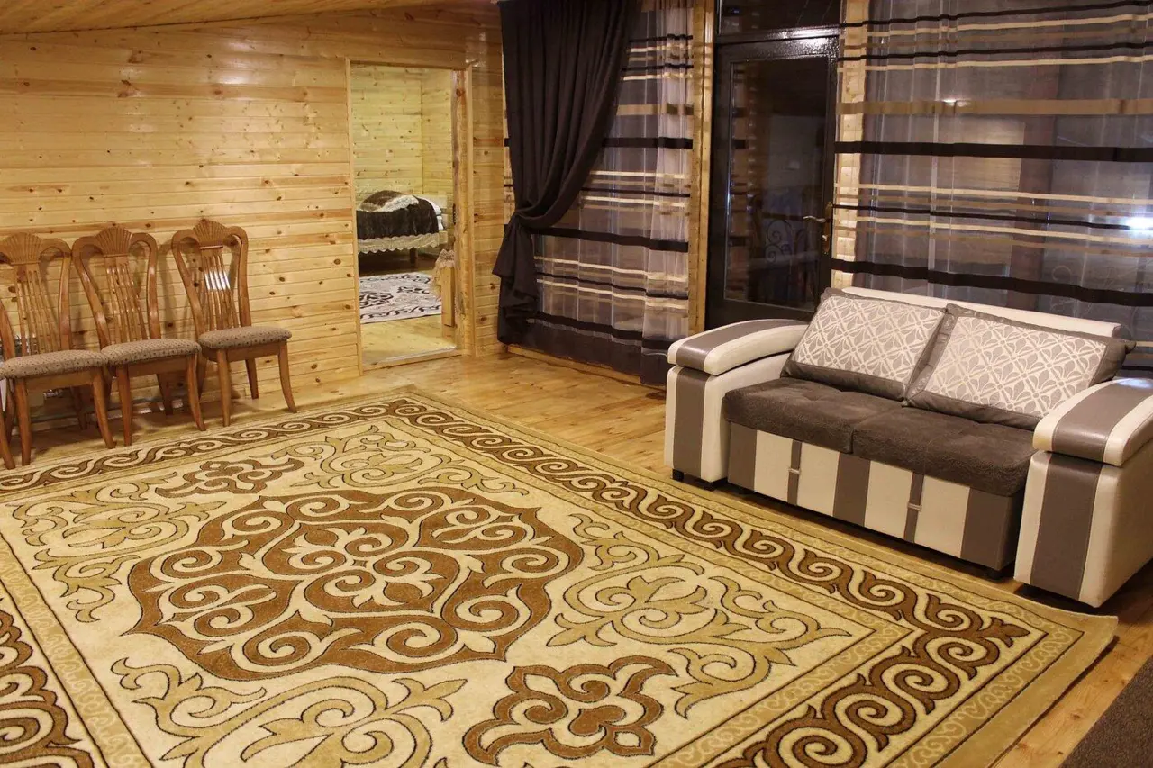 Пятиместный домик — Hiker's B&B Karakol +завтрак — коттедж/дом, Каракол