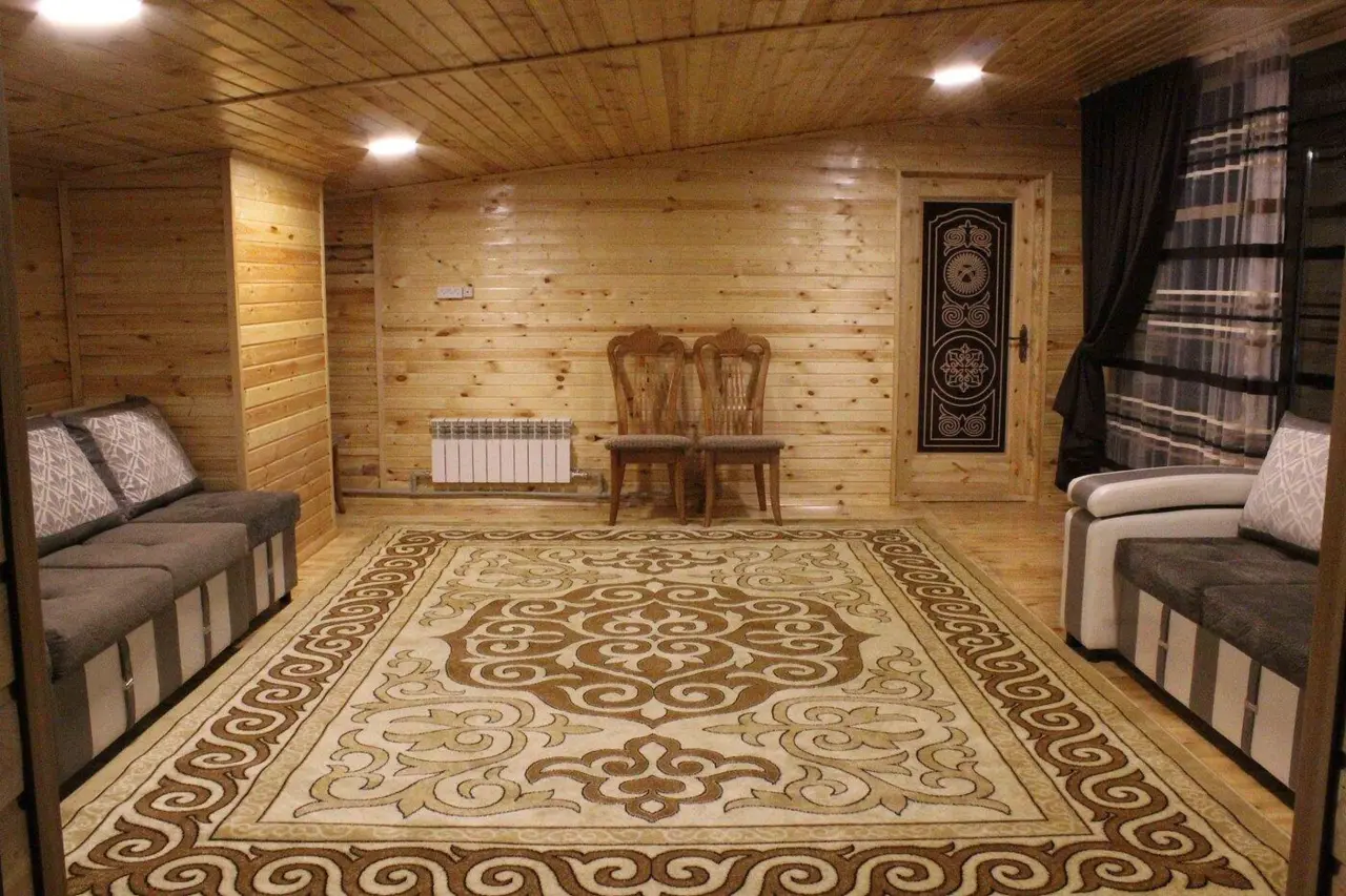 Пятиместный домик — Hiker's B&B Karakol +завтрак — коттедж/дом, Каракол