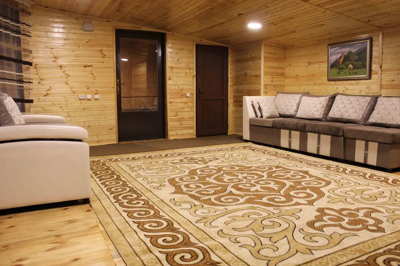 Пятиместный домик — Hiker's B&B Karakol +завтрак — коттедж/дом, Каракол