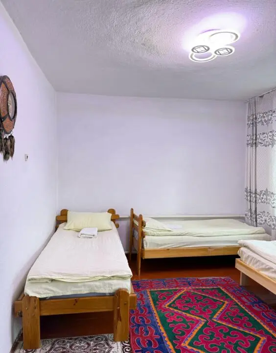 Трёхместный номер — номер, Каракол