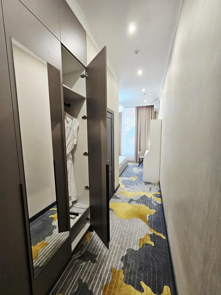 Palmira Hotel — hotel, Bishkek