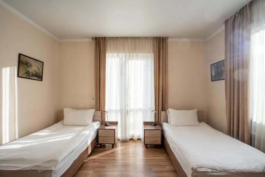 Семейный номер с кухней — room, Bishkek