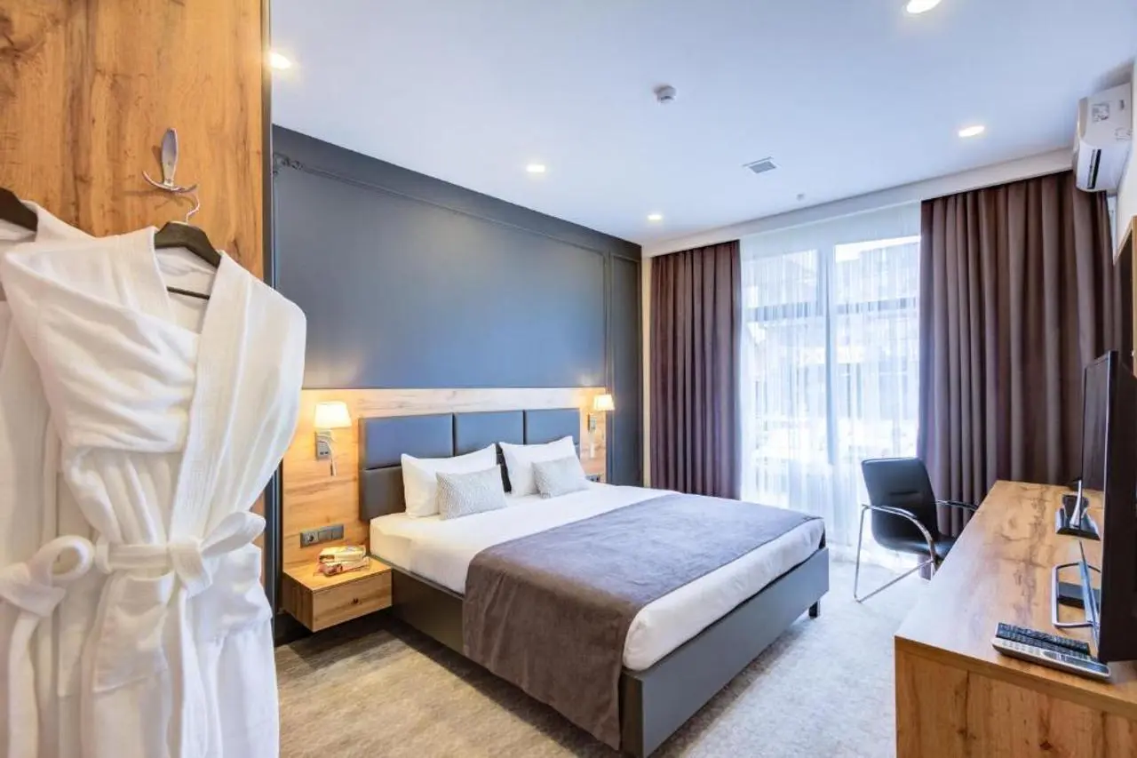 Aurum Hotel — hotel, Bishkek