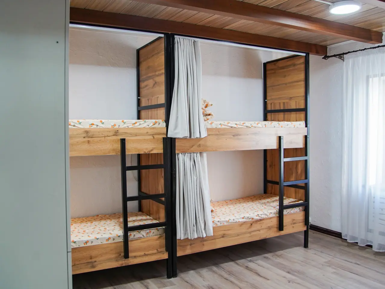 Койка в общем женском номере — bed space, Bishkek