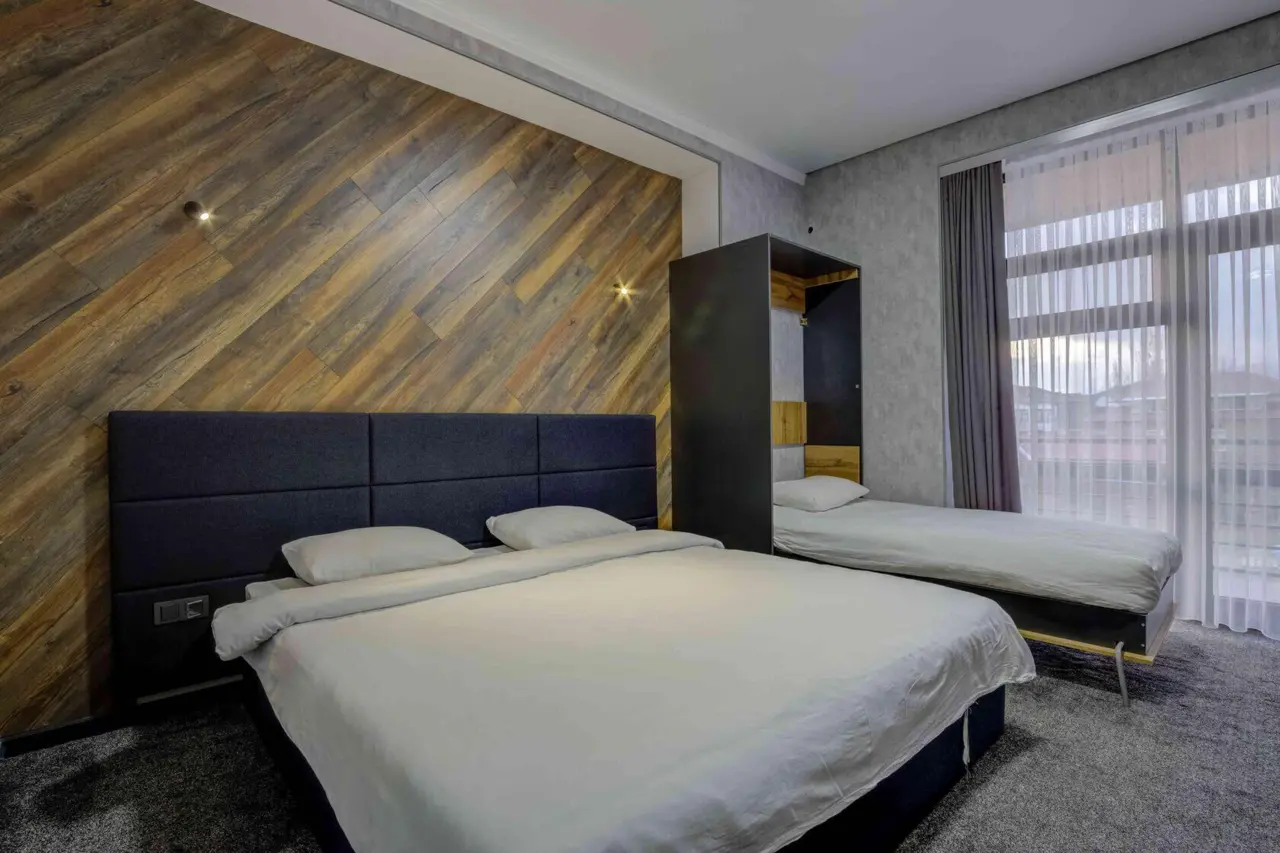 DOUBLE + EXTRA — room, v. Bosteri
