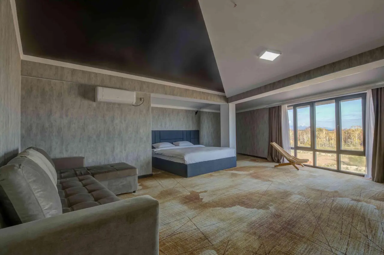TRIPLE LUX — room, v. Bosteri