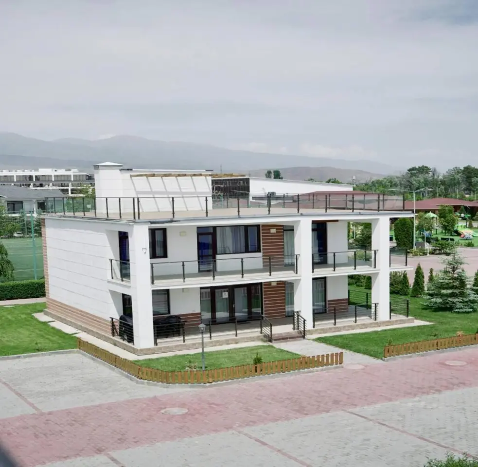 Villas — cottage/house, v. Bosteri