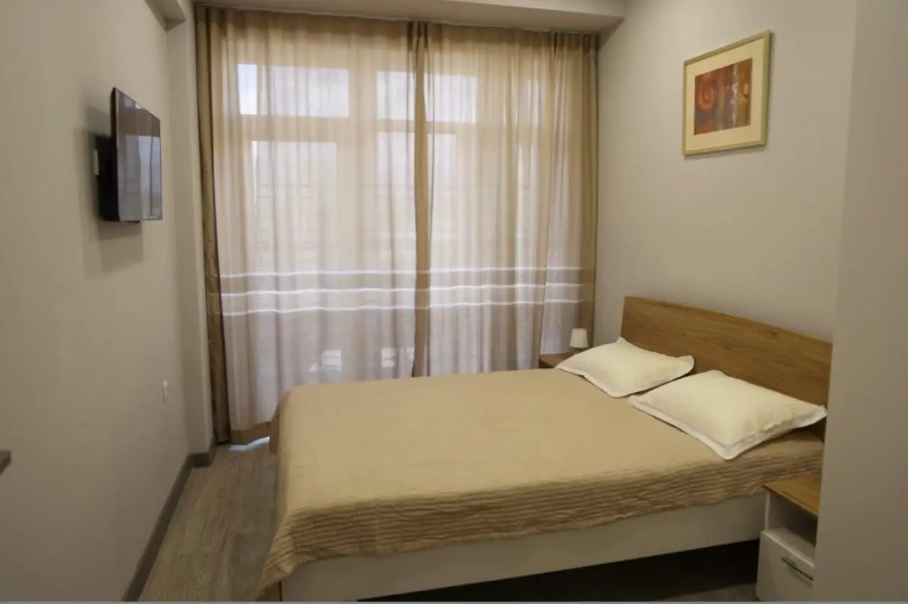 Two-Room Luxe — room, v. Kara-Oy