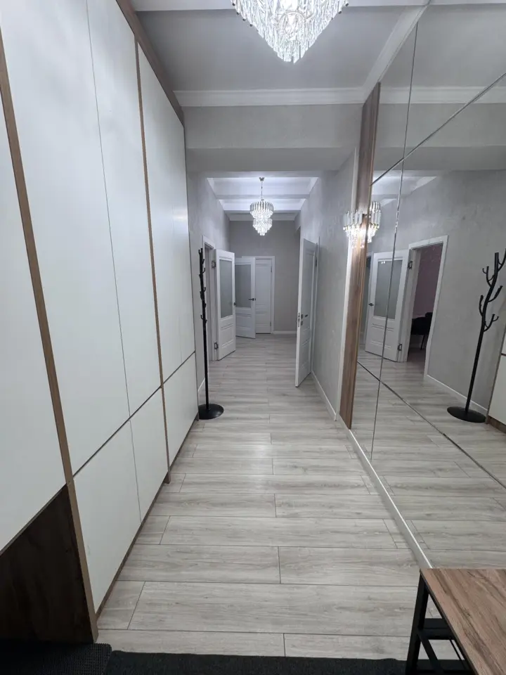 Трехкомнатная квартира в центре — квартира, Бишкек