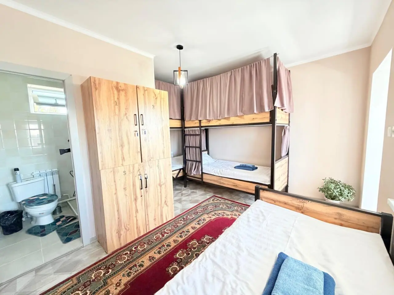 Besh kishilik xonadagi yotoq joyi — yotoq joy, Karakol