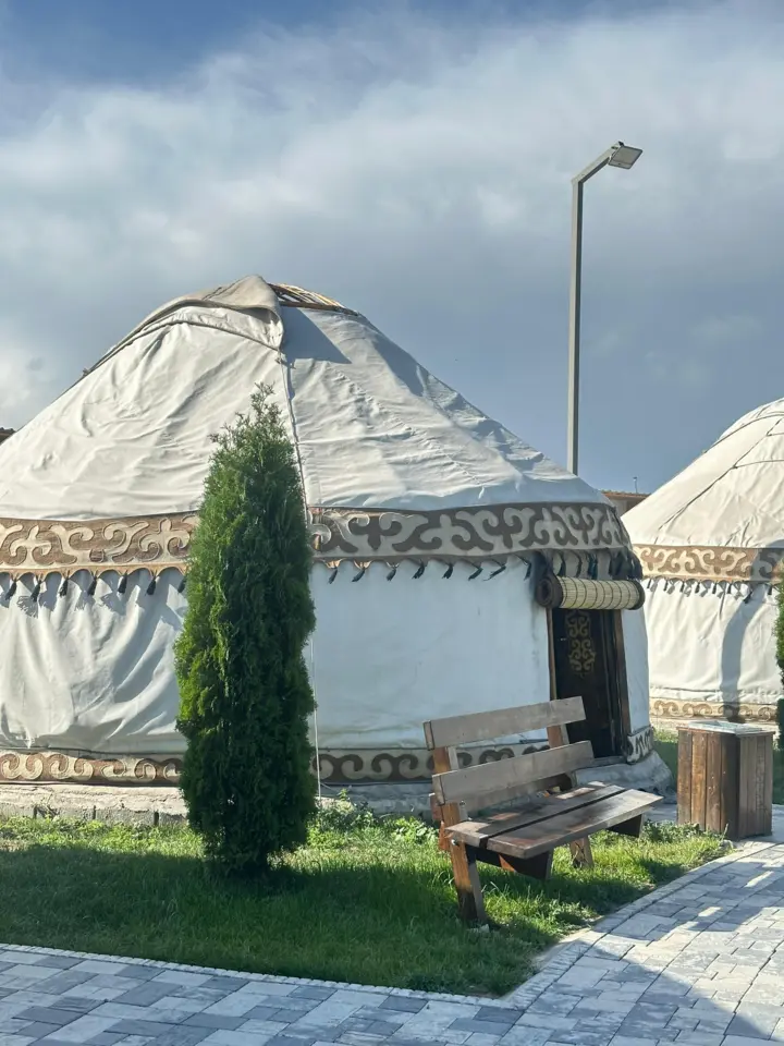 Трехместная Юрта — yurt, v. Karakol (d. Ak-Suy )