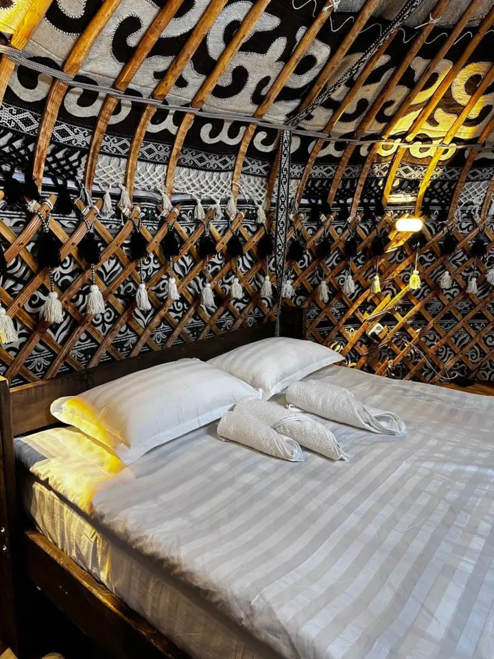 Трехместная Юрта — yurt, v. Karakol (d. Ak-Suy )